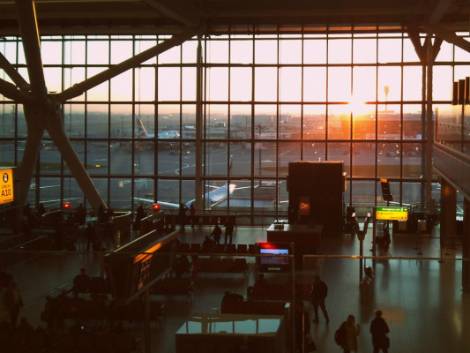 L’aeroporto di Heathrow testa corsie preferenziali per i passeggeri vaccinati