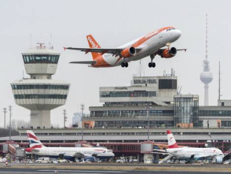 easyJet: pax e load factor in crescita