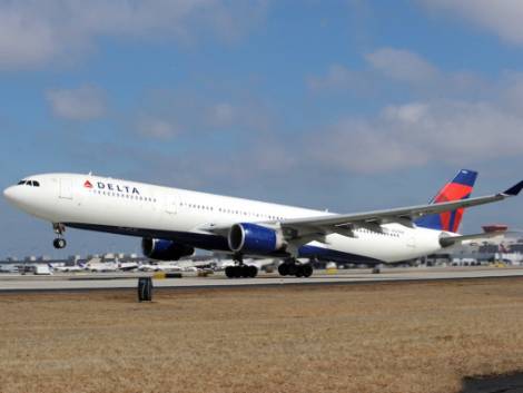 Delta, due rotte per l'Europa in versione ibrida cargo e passeggeri