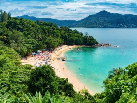 Phuket riapre ai turisti: di Etihad, Qatar Airways, El Al e Singapore Airlines i primi voli