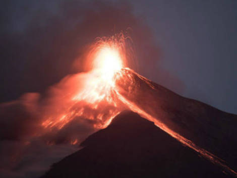 Eruzione del vulcano in Guatemala, l'aeroporto sta per riaprire