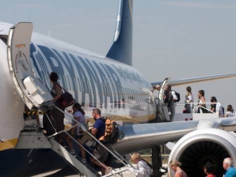 Ryanair presenta i conti del trimestre alla vigilia degli scioperi, utili in netto calo