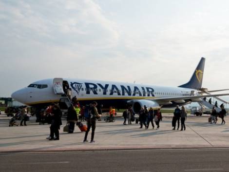 Utili Ryanair in calo, arriva l'impatto caro carburante e scioperi