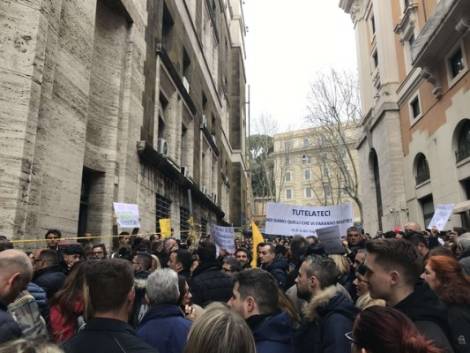 La protesta degli advdavanti al ministero: “Adesso servono misure concrete”