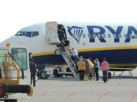 Scioperi e voli cancellati: Ryanair consegna una petizione all'Ue per difendere i sorvoli