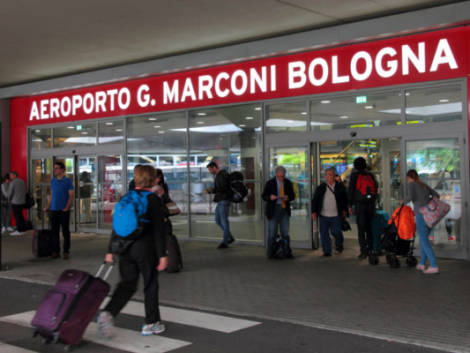 Cinesi a Bologna, atterra al Marconi il volo Blue Panorama da Shenyang