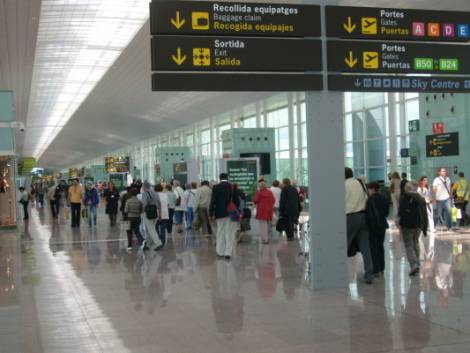 Una pista sul mare per ampliare l'aeroporto di Barcellona El Prat: il video del progetto