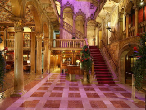 L'hotel Danieli di Venezia respinge John Malkovich: non aveva il Green pass