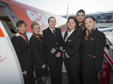 easyJet fa salire le quote rosa, aumentano le donne alla cloche