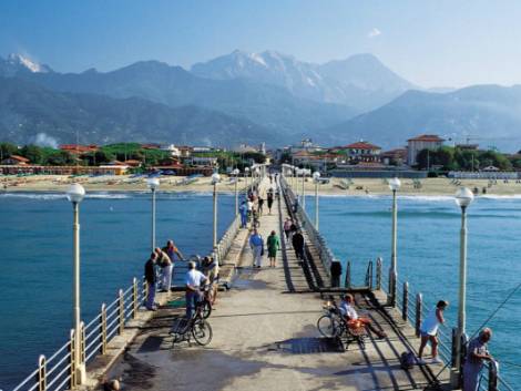 Versilia, hotel e stabilimenti balneari cercano personale per l'estate