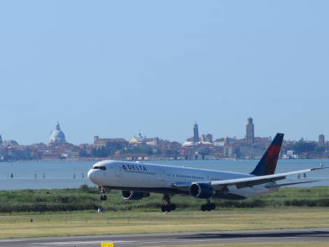 Farnborough Airshow: Delta e la Boeing iniziano subito con il botto