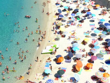 La Gran Bretagna frena gli entusiasmi: &quot;Prematuro prenotare le vacanze estive&quot;