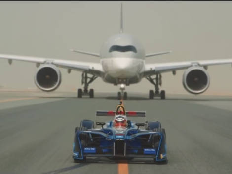 Sfida in pista tra il bolide di Formula E e gli aerei Qatar, il video