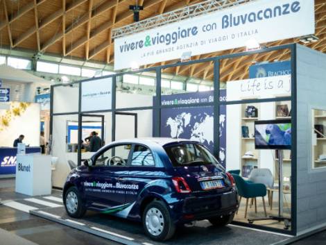 Duecento Fiat 500 brandizzate per le agenzie Bluvacanze