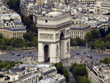 Francia, l’annuncio del vaccino spinge le prenotazioni di Air France e Sncf