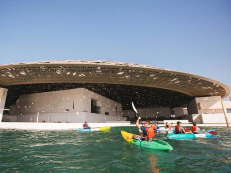 Louvre Abu Dhabi, la straordinaria visita in kayak