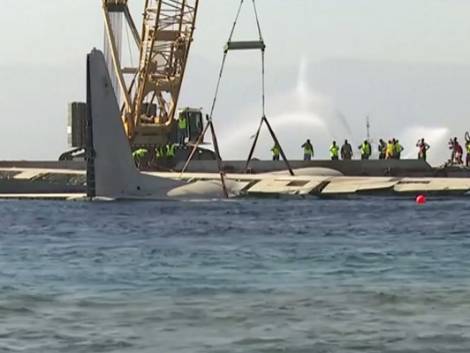 Giordania, l'aereo affondato per spingere il turismo subacqueo: il video