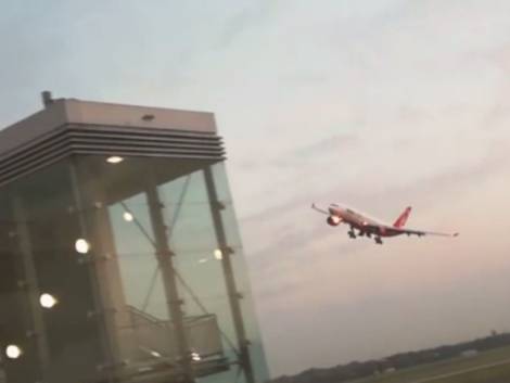 airberlin, il pilota sfiora la torre di controllo per l’ultimo saluto: il video spettacolare