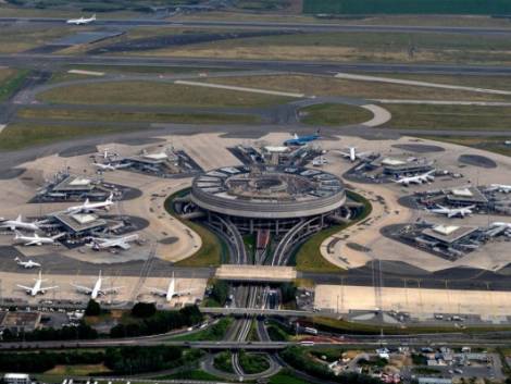 Parigi autorizza l'isolamento per i casi positivi rilevati in aeroporto