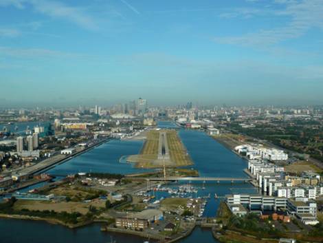 London City Airport bloccato dai manifestanti, tutti i voli dirottati