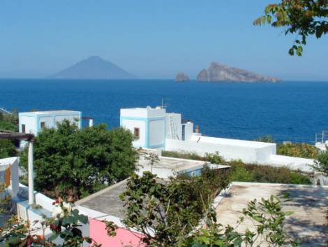 Divieto di sbarco a Stromboli, i turisti si riversano su Panarea