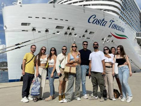 Chiara Ferragni, team building a bordo di Costa Toscana con il suo staff di The Blond Salad