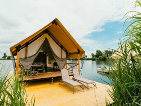 Campania, il glamping sostenibile e galleggiante nell’oasi di Laghi Nabi