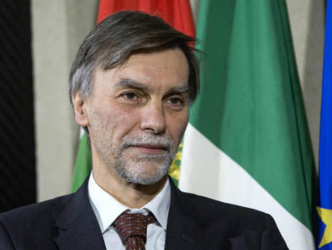 Il ministro Delrio: &quot;Alitalia non tornerà una compagnia pubblica&quot;