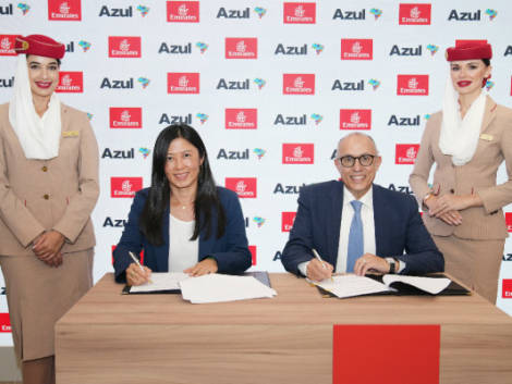 Emirates e Azul uniscono i programmi fedeltà: più vantaggi per i frequent flyer