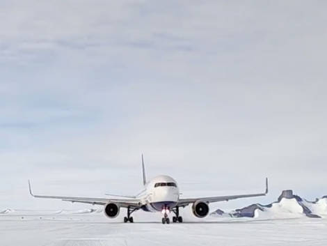 Una pista tra i ghiacci dell’Antartide: l’impressionante decollo di un B767 Icelandair