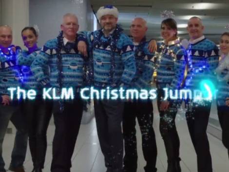 Arrivano i maglioncini di Natale di Klm: sfilata ad Amsterdam per aprire le vendite