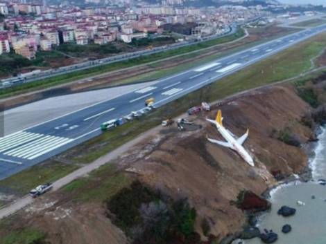 Turchia, l'aereo di Pegasus in bilico sulla scogliera: il video