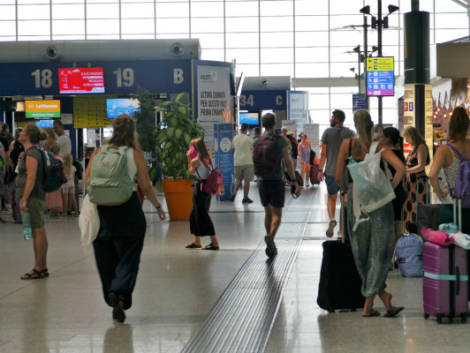Aeroporto di Cagliari: 92 rotte per l’orario estivo, debutta il volo su Dubai