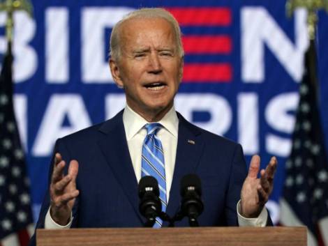 Stati Uniti: Biden introduce la mascherina obbligatoria su treni e aerei