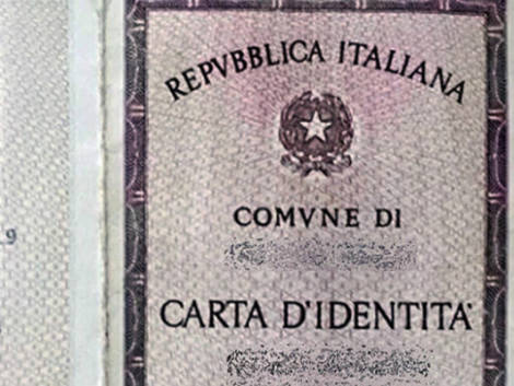 Carta d’identità addio.Le nuove norme Ue mandano in scadenza i documenti