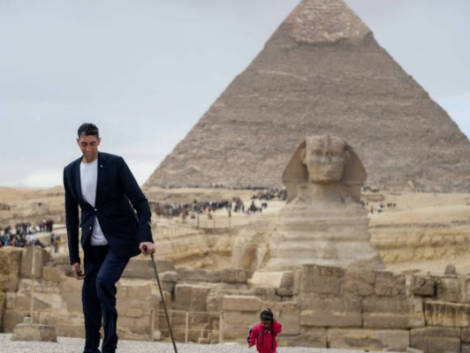 L’Egitto chiama l’uomo più alto e la donna più bassa del mondo per promuovere il turismo
