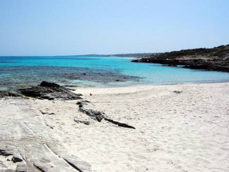 Stintino, lavapiedi e niente fumo per salvaguardare la spiaggia