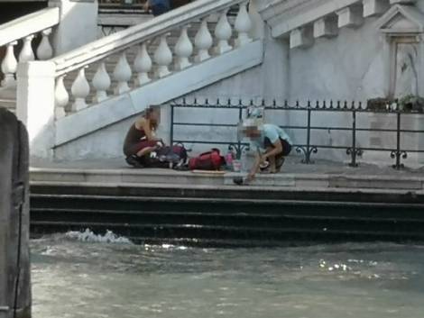 Farsi il caffè sui gradini di Rialto costa mille euro: multa e Daspo a due turisti stranieri a Venezia