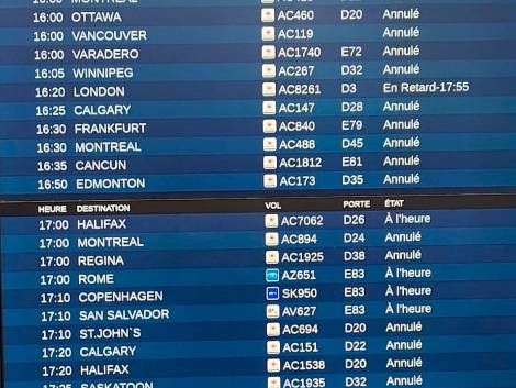 Il tabellone dei voli all’aeroporto di Toronto