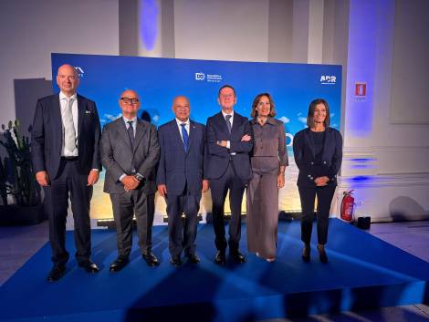 Ivan Bassato, chief aviation officer di Aeroporti di Roma; Vincenzo Nunziata, presidente di Aeroporti di Roma; l’ambasciatore Rafael Antonio Lantigua Ciriaco; Sandro Pappalardo, presidente di Ita Airways; Neyda García Castillo, direttrice dell’Ente del Turismo dominicano in Italia; Emiliana Limosani, chief commercial officer di Ita.