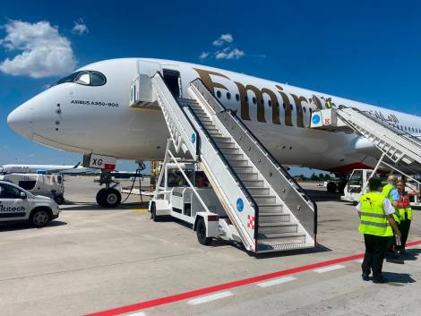 La premium economydell’A350 Emiratesdecolla da Bologna