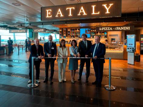 Da sinistra: Simone Tosato, Global Head of Franchising di Eataly; Massimiliano Santoro, CEO Italy di Avolta; Roberta Neri, Presidente di Torino Airport; Francesca Soncini, Direttrice Commerciale Extra-Aviation, Comunicazione e Sostenibilità di Torino Airport; Andrea Andorno, Amministratore Delegato di Torino Airport; Paolo Chiavarino, Assessore al Commercio della Città di Torino.