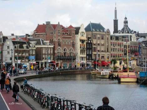 Amsterdam versola stretta allecrociere fluviali