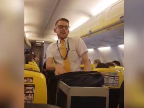 Ryanair, lo steward balla come Britney Spears sulle note di Toxic: il video