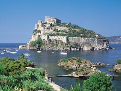 Ischia, il faro di Punta Imperatore diventa resort di lusso