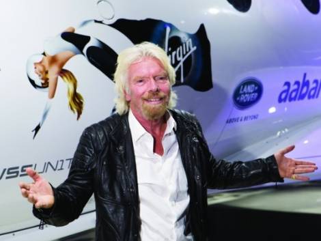 Branson vende 300 milioni in azioni di Virgin Galactic per sostenere il business aereo