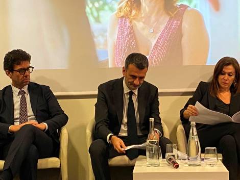 Il presidente Antonio Decaro con a destra l’assessora Graziamaria Starace