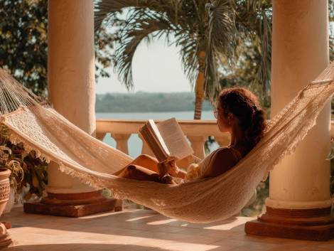 Leggere è lusso: reading retreat e book club nell’estate dei grandi hotel