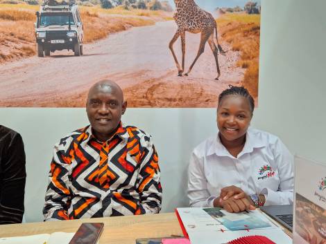 John Ololtuaa, principal secretary del Ministry of Tourism and Wildlife; June Chepkemenei, ceo del Kenya Tourism Board