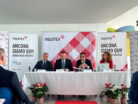 Da sinistra: Giacomo Bugaro, assessore regionale allo Sviluppo economico, all’Internazionalizzazione e all’Aeroporto; Giorgio Buffa, Amministratore Delegato di Ancona International Airport, Carlos Muñoz, Fondatore e ceo di Volotea, e Valeria Rebasti, International Market Director di Volotea.